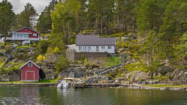Front view of the cabin and pier