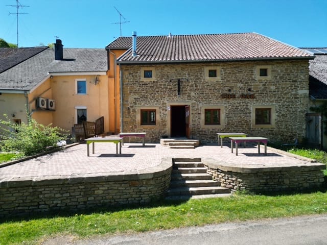 Front view of 44b Rue Dessous