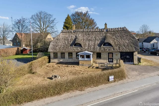 Front view of the thatched house at Faaborgvej 10, Gislev