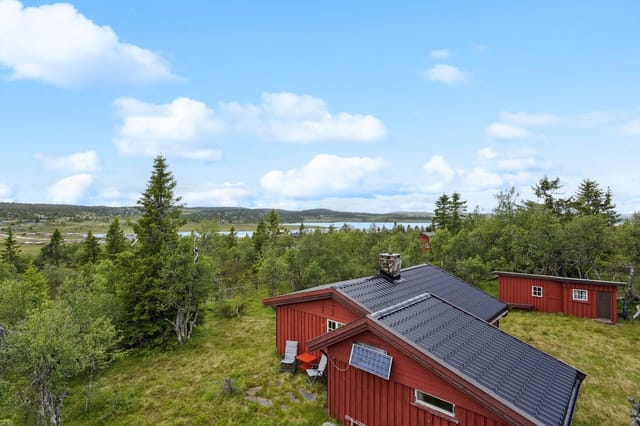 Charming cabin in a popular and scenic area at Sjusjøen, right by idyllic Kroksjøen.