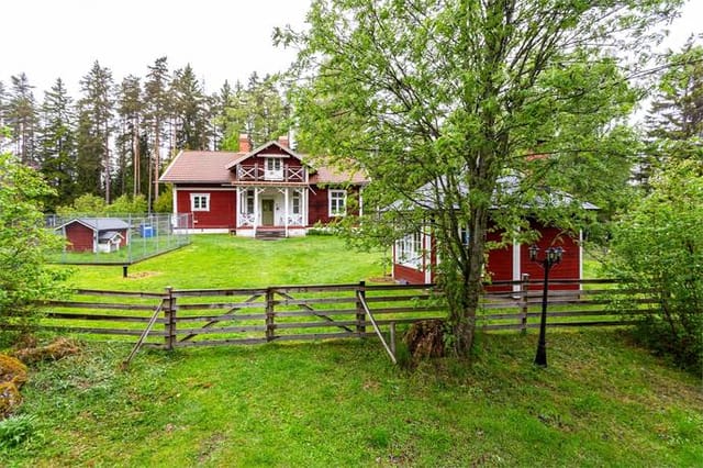 Front view of the house with garden and lake in the background