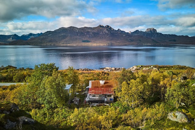 Cabin with simple standard in idyllic surroundings in Eidsfjorden.