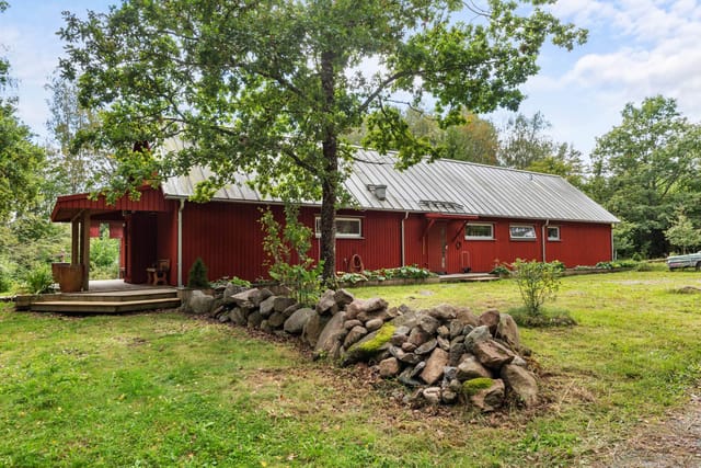 Front view of the country home and grounds
