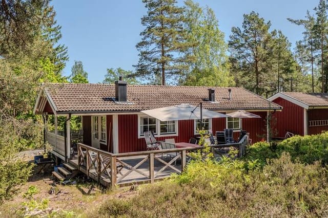Front view of the holiday home and garden