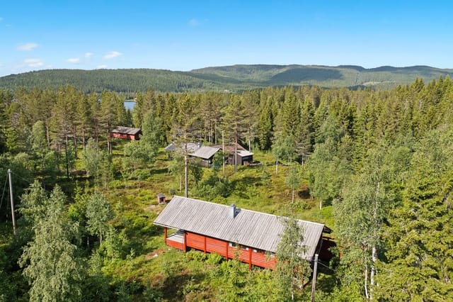 The cabin is located in scenic surroundings at Breivann.