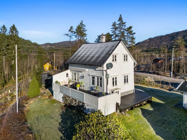 Welcome to Fotlandsvegen 231. A sunny and secluded leisure property located just above Låstadvatnet.