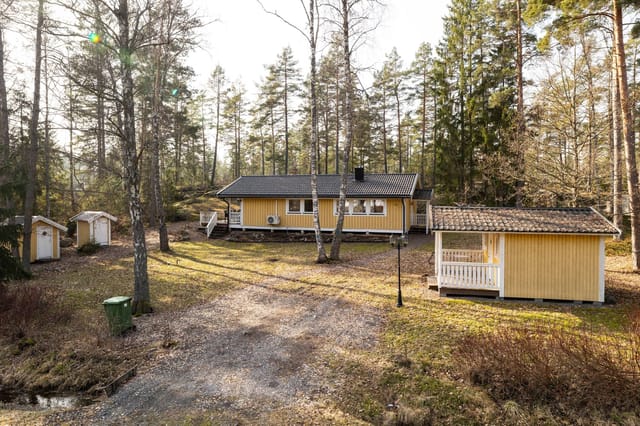Front view of the summer cottage
