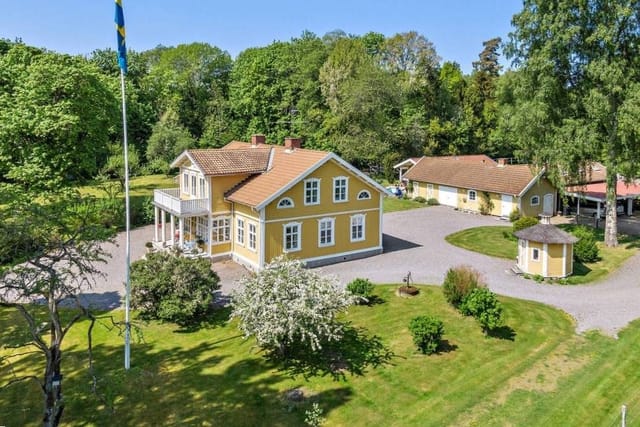 Front view of Jakobstorp 1 country home