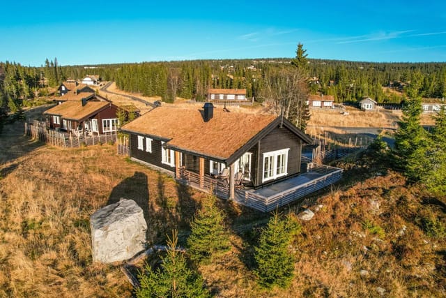 PrivatMegleren Lillehammer v/ Emil Brøto har gleden av å presentere denne flotte hytta i Sandhellinga 11 på Nordseter.