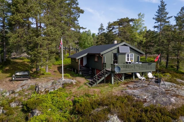 Front view of the cabin at Svolbergheia 35