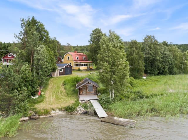 Exterior view of Strinne 103 by the lake