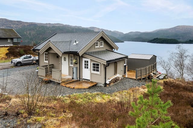 Welcome to Breivika 19: A charming cabin with a beautiful view over Marhusvatnet and the surrounding mountains