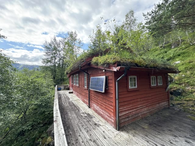 Welcome to Hamrabøvegen 104 - Cabin with a secluded, beautiful location. Simple standard, needs renovation.