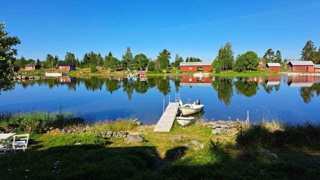 Exterior view of the holiday home and waterfront