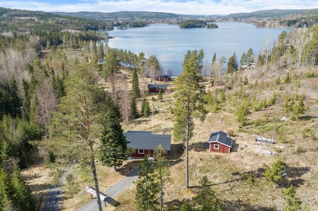 Exterior view of Gallsätter 701 with lake in the background