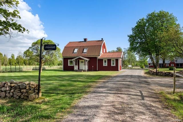 Front view of Johansjö 1 country home
