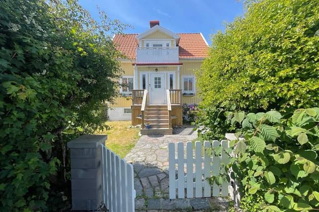 Exterior view of the villa and garden