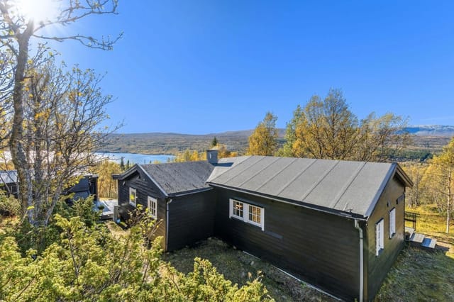 Welcome to Storvollvegen 130! A well-maintained property with an attractive location.