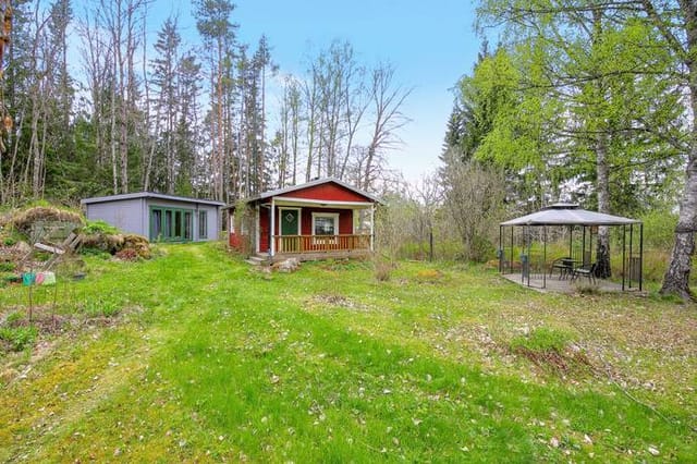 Front view of the holiday home and garden