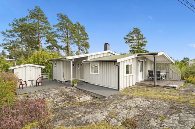 The cabin is nicely situated in the cabin area, slightly elevated from the sea with a short walking distance down to the water.