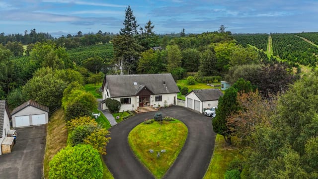 Front view of Moville villa and garden