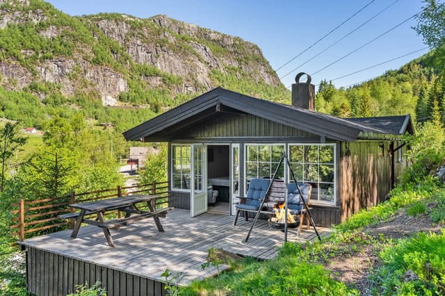 Welcome to Bjønnåslia 6 - classic cabin with beautiful outdoor spaces