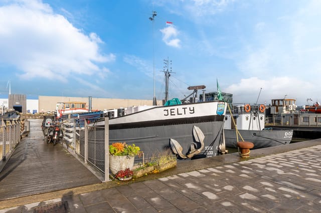 Exterior view of the houseboat at Houtdok-Zuidkaai 71