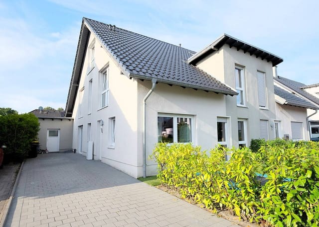 Front view of Julius-Leber-Straße 7