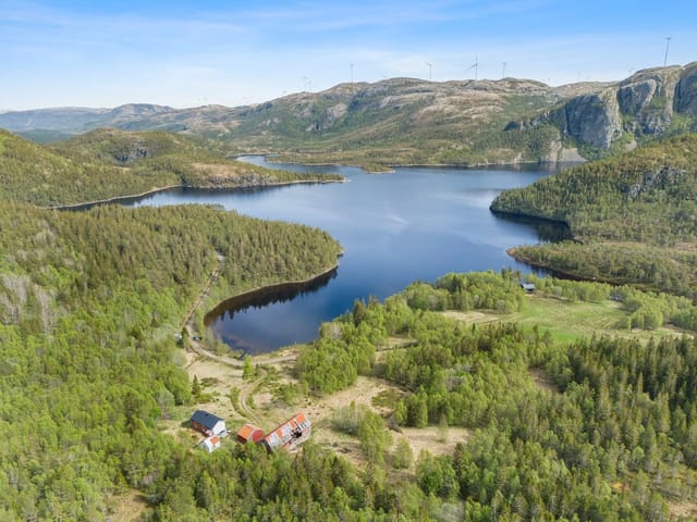 Welcome to Bruliveien 556, an idyllically located smallholding with a plot of 1372 acres and a view over Brulivatnet.