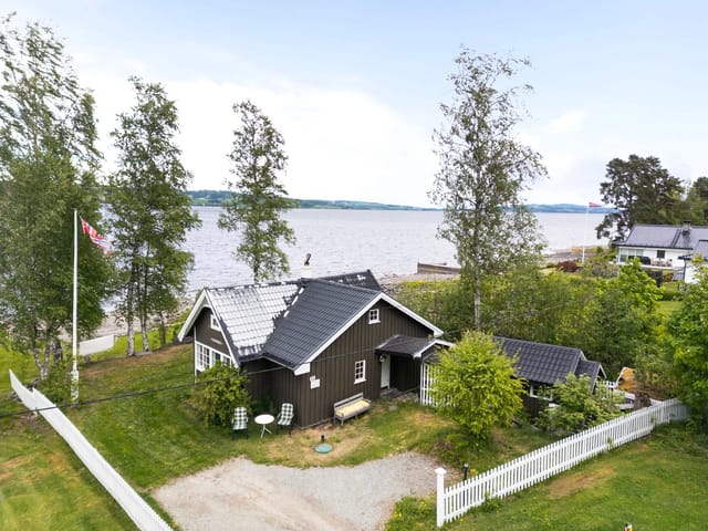 Panoramic view of the cabin and surrounding landscape