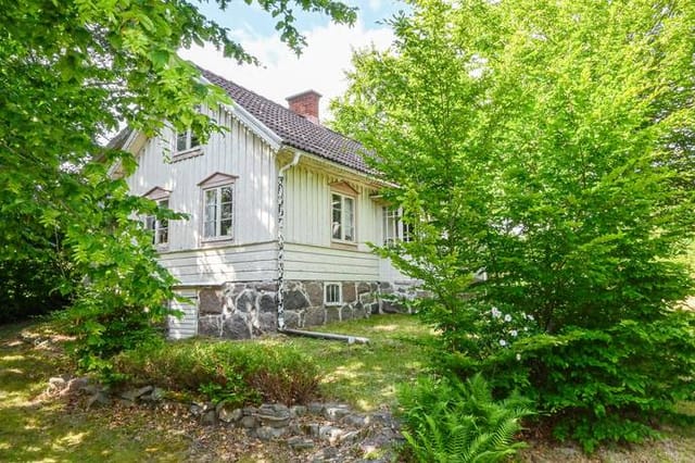 Exterior view of the cottage and garden