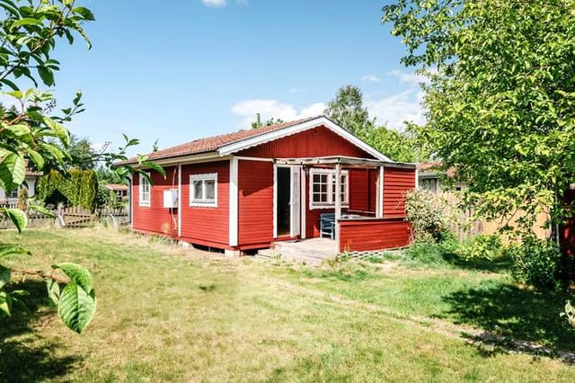 Exterior view of the holiday home and garden