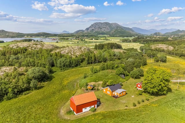 EiendomsMegler 1 v/Kristoffer Gaare presents Steinsveien 10 - Smallholding at Vik with house, annex, barn, and boathouse