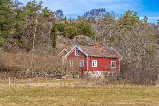 Exterior view of the country cottage and garden