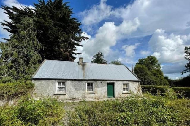 Front view of the cottage and site