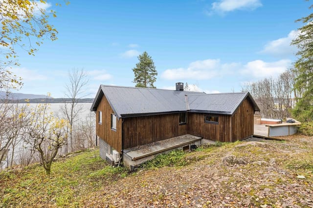 The property is situated high and free, with views, sun, and scenic surroundings around the entire cabin.