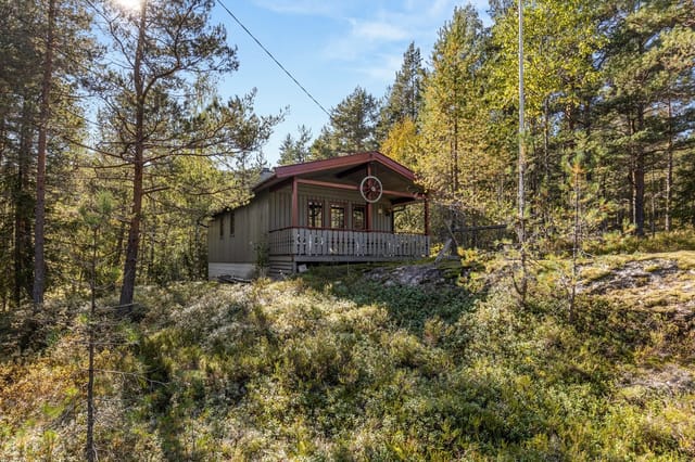 Welcome to Bergstigen 20. The cabin is located in a forested area near Bjørneparken and Flå Center.