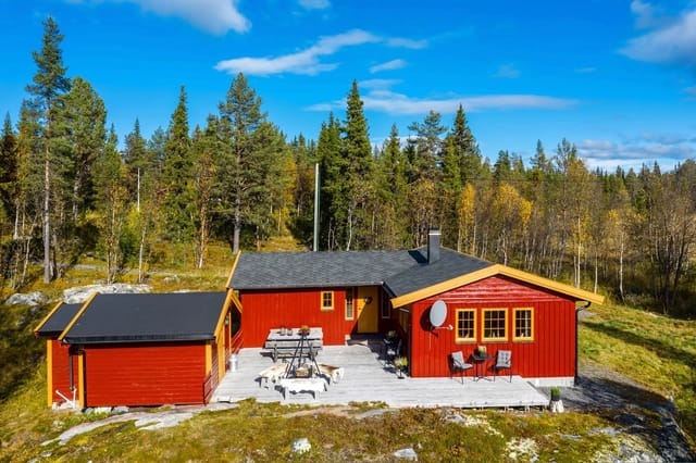Front view of the cabin at Øytjernvegen 19