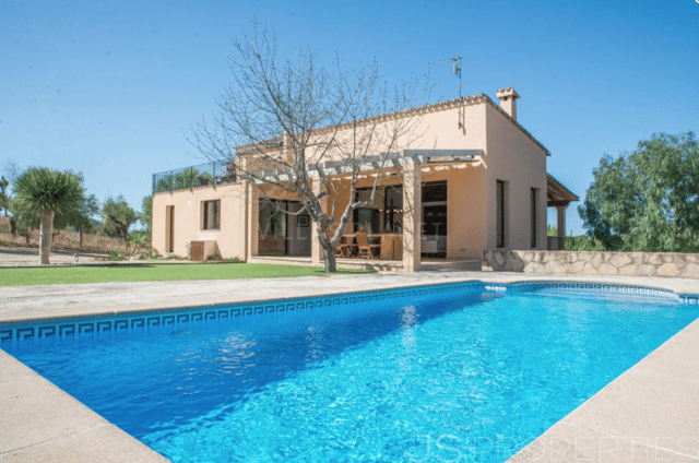 FINCA WITH POOL IN SINEU