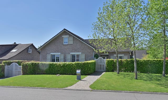 Front view of Dr. Le Jeunestraat 15