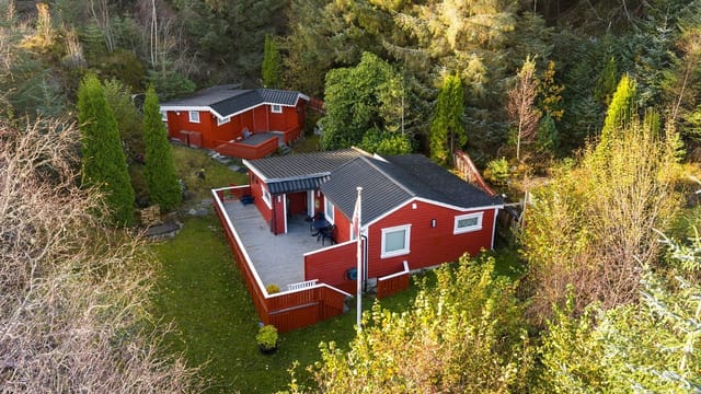 Welcome to the viewing of Naustvikvegen 44 presented by Real Estate Agent Christoffer Frøyland!