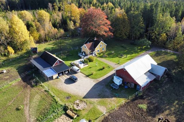 Front view of Ljur Skogslund country home