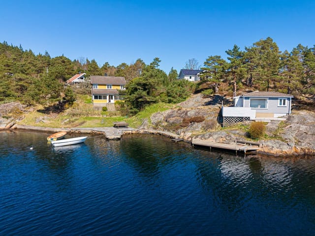 Welcome to Hummerviga 12 in Søgne! Main and guest cabin.