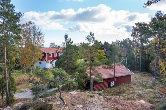Exterior view of the cottage and natural plot