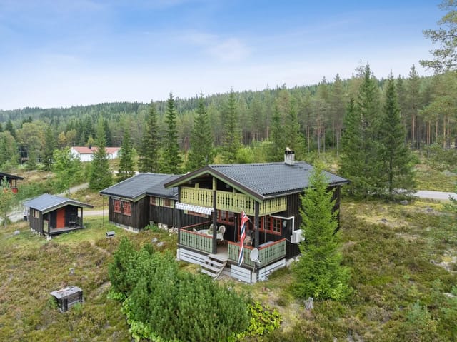 The property is privately located in Stenfloåsen, with spacious, covered terraces and a detached annex.