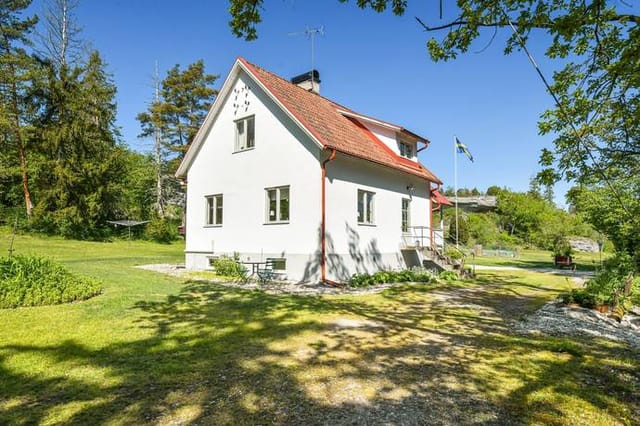 Front view of the house and garden