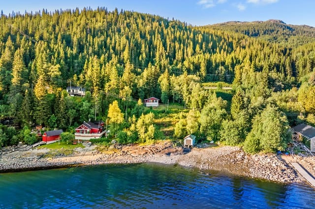 Here you will have the cozy feeling from trees and forest that shield the cabin while you have a great view and immediate access to the fjord.