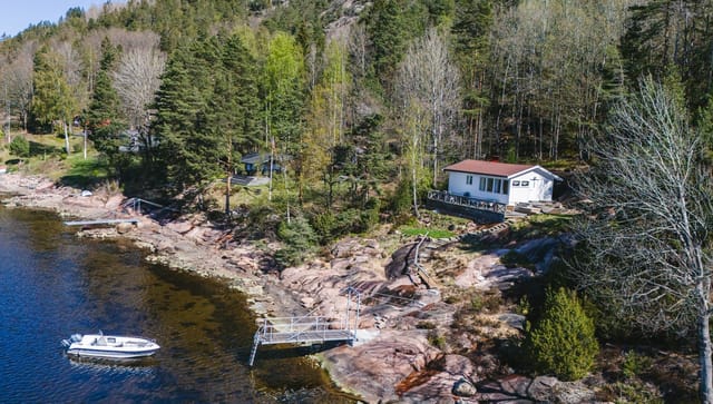 PrivatMegleren presents this well-maintained and charming cabin with jetty and boat slip.