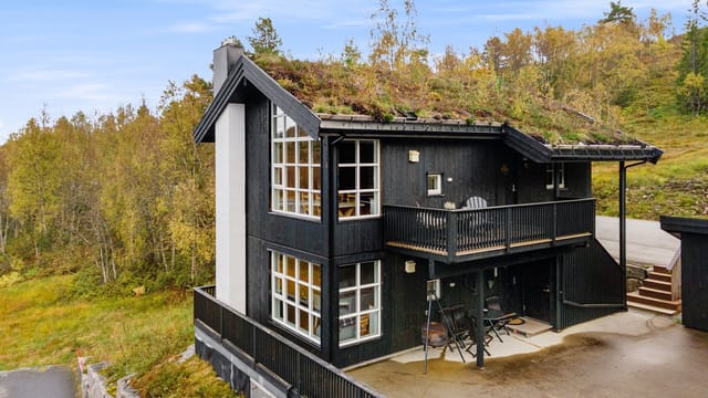 Bright and well-designed top apartment with loft, garage, and balcony at Strandafjellet