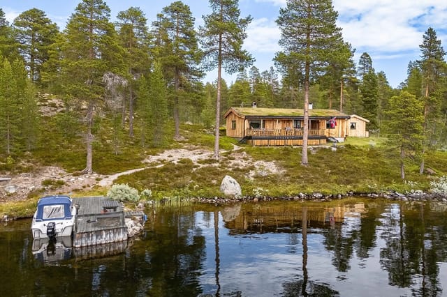 Welcome to Femunden and Svartodden 120! The cabin has a rare and idyllic location right on the shores of Lake Femunden.